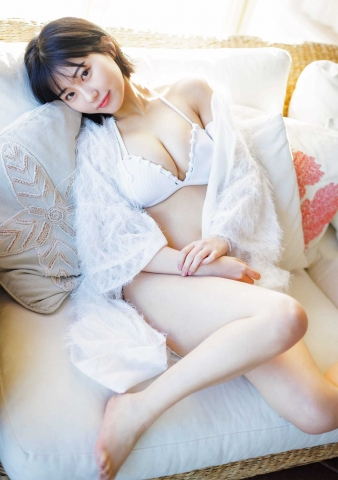 Miku Tanaka Going to a Resort with the Gravure Queen of the Idol World024