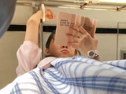 電車の吊革につかまって紙本で読書してる生真面目ＪＤ風お嬢さんの清純パンチラ♪