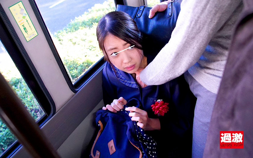 バスの座席に座ってる女子生徒の制服の中に手を入れるチカン師