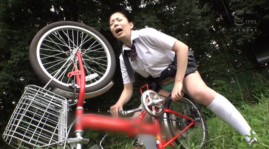 自転車のタイヤをマンコに擦りつけてる変態女子校生