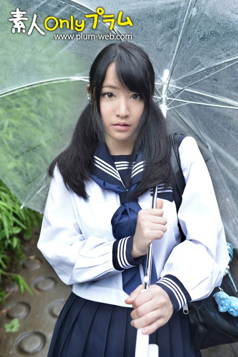 傘をさしてるセーラー服の女子校生