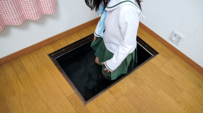 水が溜まってる床下収納庫に入る女子校生