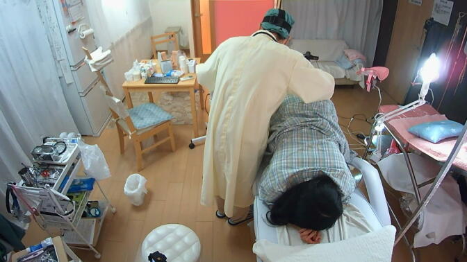4診察される女子大生