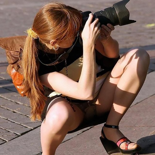 【街撮り】 カメラが趣味の素人まんさん、シャッターを切る瞬間の油断を盗撮されるｗｗｗｗｗ