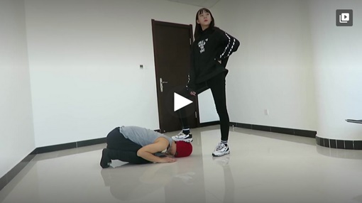 中国のM男動画。長身美脚女性に蹴り上げられる