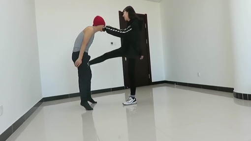 中国のM男動画。長身美脚女性に蹴り上げられる (1)